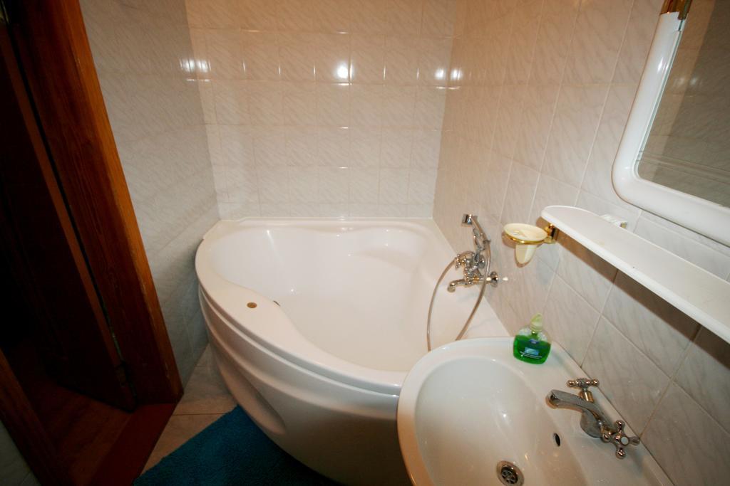 Real Apartments- Geroiv Dnipra Metro Station Apartment